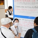 新型コロナウイルスワクチンを接種した高齢者に寄り添う相生市看護専門学校生（中央）＝半田中央病院