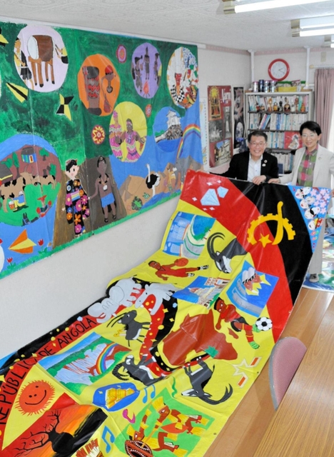 東京五輪の公式ＨＰに掲載された作品と塩飽康正さん（左）、隆子さん夫妻＝赤穂市大町