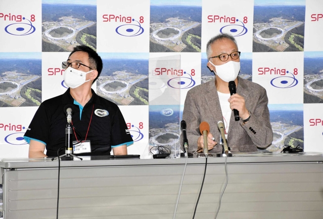 りゅうぐうの粒子の解析開始を前に、会見した土山明・立命館大招聘教授（右）と、海洋研究開発機構の伊藤元雄・主任研究員＝スプリング８