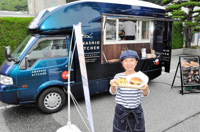 バーガーセットと赤穂化成のキッチンカー＝赤穂市坂越