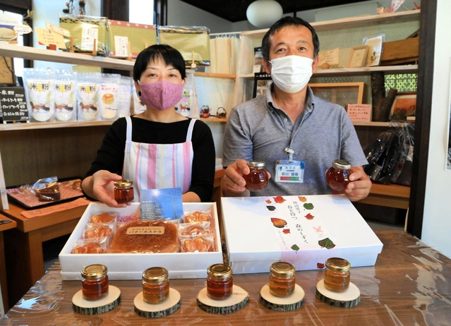 無添加のメープルシロップをＰＲする前川穂積さん（右）と藤原さん＝神河町吉冨