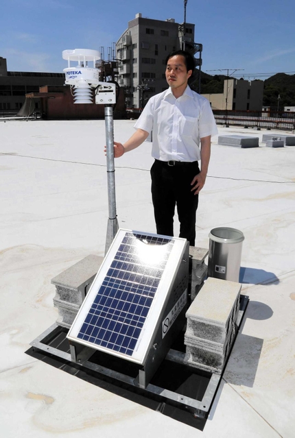 相生市役所屋上に設けられた小型気象観測装置「ＰＯＴＥＫＡ」＝相生市旭