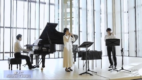 宍粟市をイメージした「思いで」を披露するオカリナ奏者の茨木智博さん（右）ら（ユーチューブより）