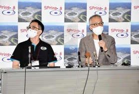 りゅうぐうの粒子の解析開始を前に、会見した土山明・立命館大招聘教授（右）と、海洋研究開発機構の伊藤元雄・主任研究員＝スプリング８