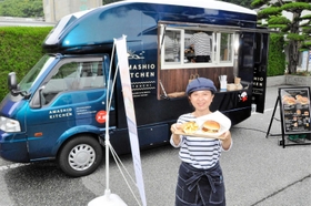 バーガーセットと赤穂化成のキッチンカー＝赤穂市坂越