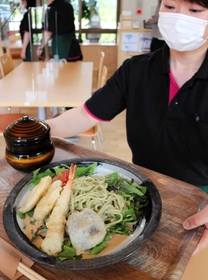 シイタケのフリッターなどを添えた夏季限定のサラダ冷やしモロどん＝上郡町大枝