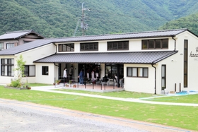 千種川と豊かな緑に囲まれた環境を生かし、旧幼稚園の雰囲気を残すハナテラス＝上郡町大枝
