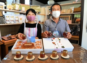 無添加のメープルシロップをＰＲする前川穂積さん（右）と藤原さん＝神河町吉冨