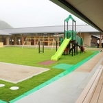 園舎に囲まれた芝生の園庭＝上郡町井上