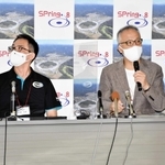 りゅうぐうの粒子の解析開始を前に、会見した土山明・立命館大招聘教授（右）と、海洋研究開発機構の伊藤元雄・主任研究員＝スプリング８