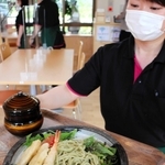 シイタケのフリッターなどを添えた夏季限定のサラダ冷やしモロどん＝上郡町大枝