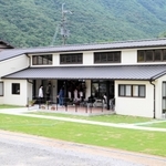 千種川と豊かな緑に囲まれた環境を生かし、旧幼稚園の雰囲気を残すハナテラス＝上郡町大枝