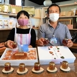 無添加のメープルシロップをＰＲする前川穂積さん（右）と藤原さん＝神河町吉冨