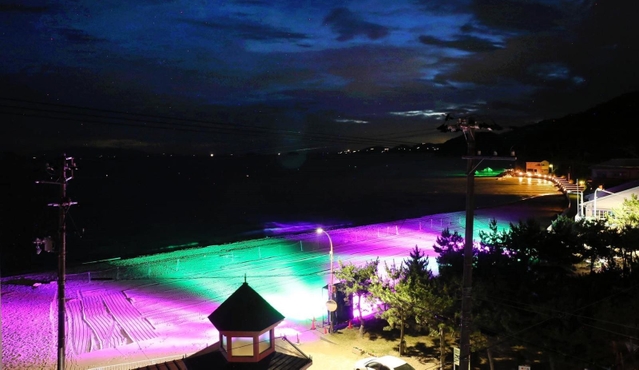 遠浅の海岸を幻想的に彩ったライトアップの試験点灯＝５日夜、たつの市御津町黒崎（撮影・大山伸一郎）