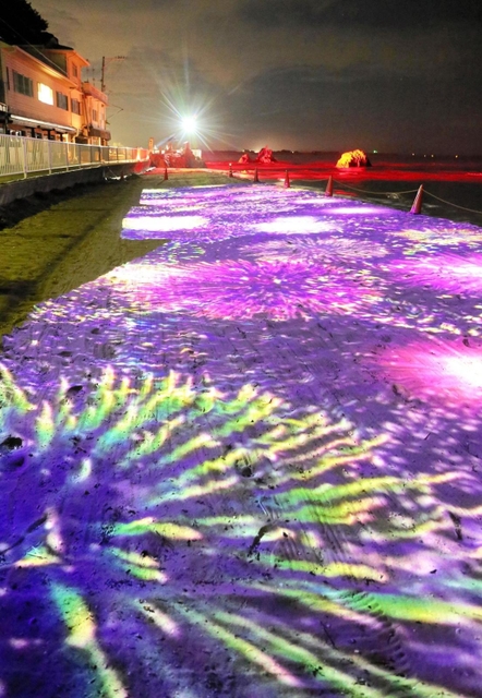 遠浅の海岸を幻想的に彩ったライトアップの試験点灯＝５日夜、たつの市御津町黒崎（撮影・大山伸一郎）