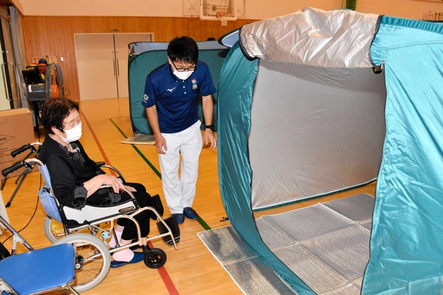 新型コロナウイルス対策などのため、簡易テントが設営された避難所＝宍粟市山崎町神谷、河東小学校