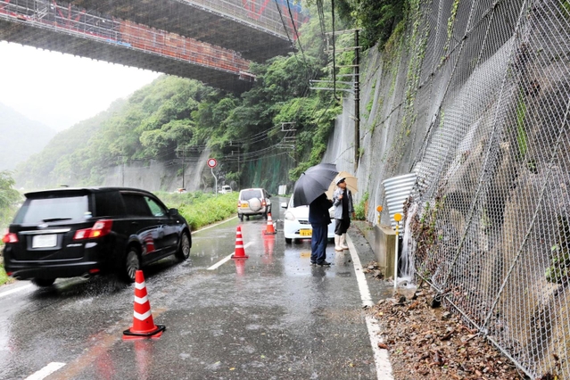 兵庫県佐用町の県道では、山から流れ出た水で一時的に道路が冠水した＝同県佐用町漆野