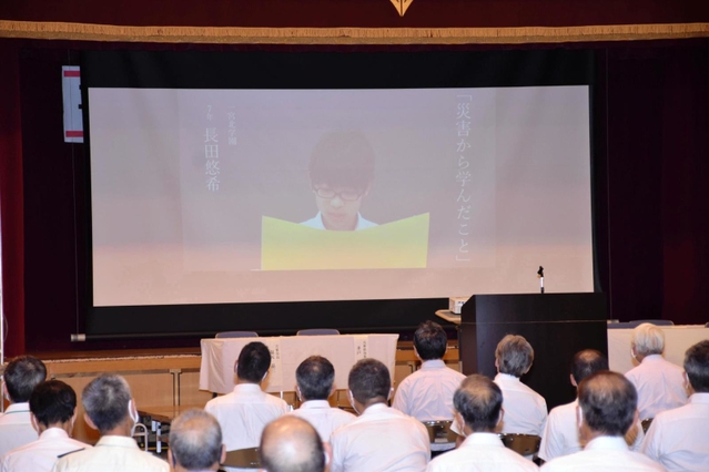 西日本豪雨で被災した地元の子どもによる作文発表があった式典＝一宮北中学校