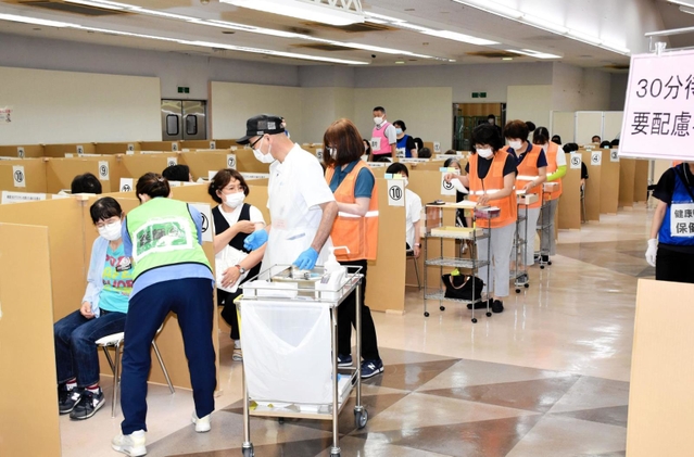 ６４歳以下の集団接種が始まった宍粟市＝宍粟市一宮町福野、旧Ａコープみかた店