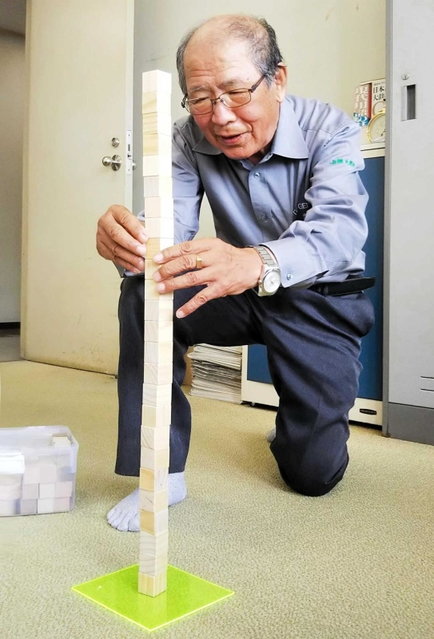 積み木に挑む平田孝光さん＝赤穂市役所