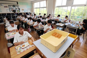 全員で前を向いて黙って給食を食べる「黙食」＝太子東中学校