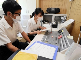 「給食ラジオ」を放送する生徒会役員＝太子東中学校
