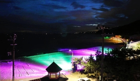 遠浅の海岸を幻想的に彩ったライトアップの試験点灯＝５日夜、たつの市御津町黒崎（撮影・大山伸一郎）