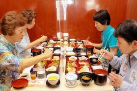 キャンペーンを利用してランチを楽しむ相生市民＝相生市本郷町、相生ステーションホテルアネックス