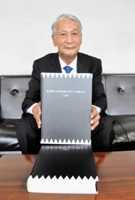 「忠臣蔵と四谷怪談を演じた役者たち」を発行した矢野圭吾さん＝赤穂市役所