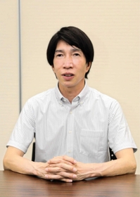 上郡町長選初当選から一夜明け、抱負を語る梅田修作氏＝上郡町役場