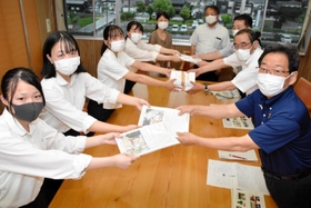 防災対策の問題点と対策案を福元晶三市長（右）に提言した山崎高校の生徒ら＝宍粟市役所