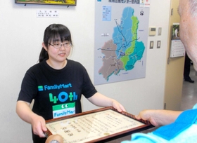 感謝状を受け取る勝本穂野香さん＝たつの署佐用警察センター