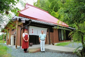「学び塾」も開く古民家カフェ「ゆう庵」と谷岡さん夫妻＝福崎町大貫