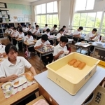 全員で前を向いて黙って給食を食べる「黙食」＝太子東中学校
