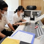 「給食ラジオ」を放送する生徒会役員＝太子東中学校