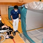 新型コロナウイルス対策などのため、簡易テントが設営された避難所＝宍粟市山崎町神谷、河東小学校