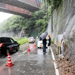 兵庫県佐用町の県道では、山から流れ出た水で一時的に道路が冠水した＝同県佐用町漆野