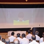 西日本豪雨で被災した地元の子どもによる作文発表があった式典＝一宮北中学校