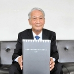 「忠臣蔵と四谷怪談を演じた役者たち」を発行した矢野圭吾さん＝赤穂市役所
