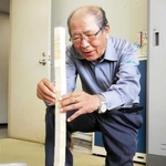 積み木に挑む平田孝光さん＝赤穂市役所