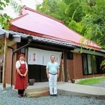「学び塾」も開く古民家カフェ「ゆう庵」と谷岡さん夫妻＝福崎町大貫