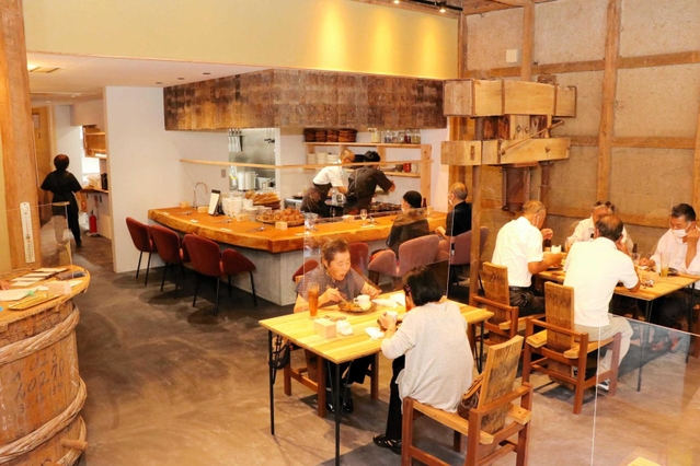 複合施設に入るレストラン「ＫＵＭＯＴＳＵＫＩ」。７月下旬には住民向けにお披露目会も開かれた＝佐用町平福