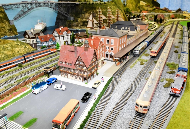 欧州調の街並みのそばを走る鉄道車両＝宍粟市山崎町山崎