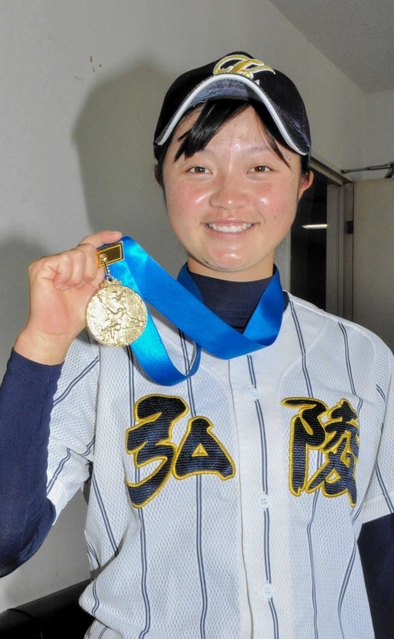 優勝メダルを手にする小林芽生さん＝赤穂市役所