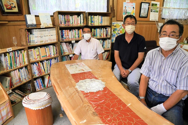 ふれあい喫茶「ほっと」に設けられた私設図書室「オッタニ文庫」＝神河町大畑