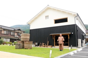 酒造場を改修した複合施設。新たな観光拠点として期待される＝佐用町平福