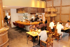 複合施設に入るレストラン「ＫＵＭＯＴＳＵＫＩ」。７月下旬には住民向けにお披露目会も開かれた＝佐用町平福