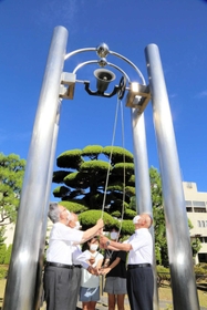 相生市の谷口芳紀市長（左端）や非核平和展で入賞した子どもたちが長崎の鐘を鳴らした＝相生市役所