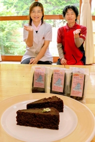 焼き菓子「おからショコラ」を作った那須睦さん（右）、加藤めぐみさん＝佐用町乃井野