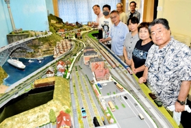 しそう夢鉄道ジオラマ交流館を開いた小寺一成さん（手前）ら＝宍粟市山崎町山崎
